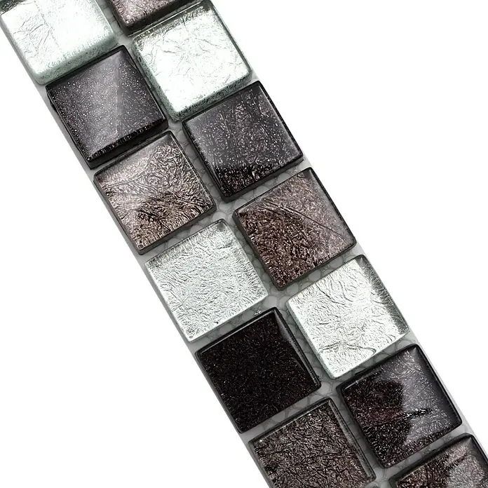 Fliesenbordüre Struktur YBO 8BS18 - 30 x 4,8 cm, Mix Silber/Schwarz, Glänzend - Detailaufnahme von Mosaikfliesen in Silber- und Brauntönen, die ein elegantes Muster für Innenräume bieten.