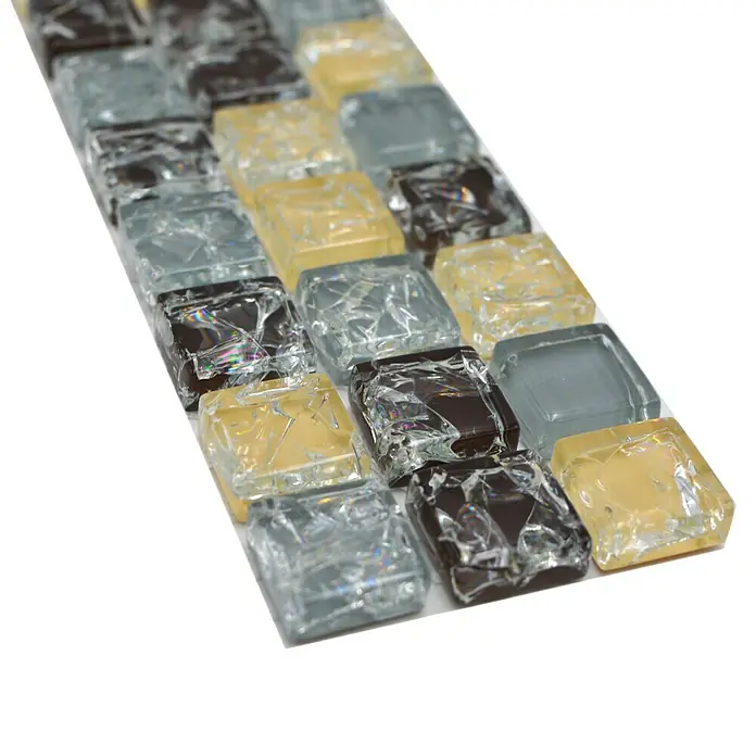 Fliesenbordüre YBO 1088 - 30 x 4,8 cm, Mix Blau/Beige/Braun, Glänzend - Nahaufnahme einer Reihe von quadratischen Glasmosaikfliesen in Grau-, Braun- und Gelbtönen mit einzigartiger Textur.