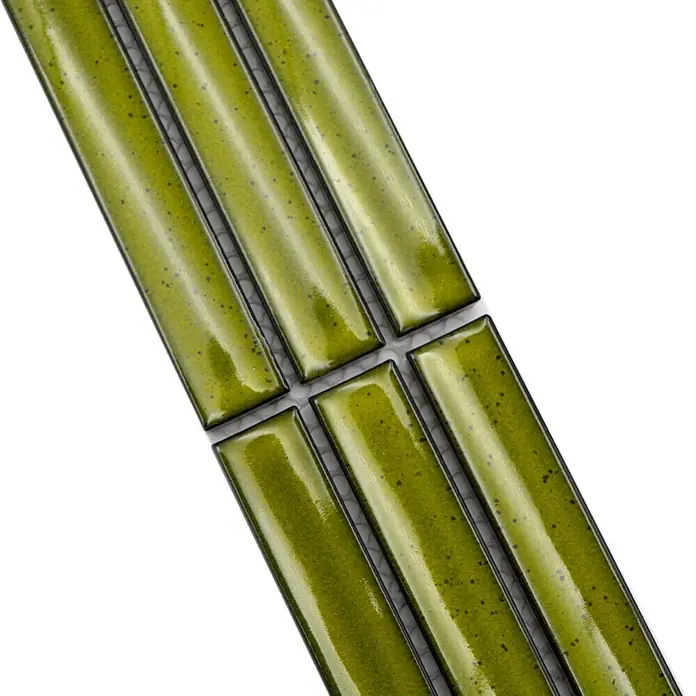 Fliesenbordüre YBO CS16 - 6,9 x 29,6 cm, Hellgrün, Glänzend - Glänzende, olivgrüne rechteckige Mosaikfliesen mit dunklen Sprenkeln.