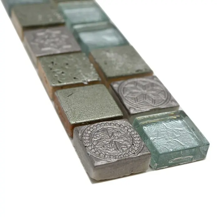 Fliesenbordüre YBO CB33 - 30 x 4,8 cm, Mix Silber, Glänzend - Nahaufnahme von dekorativen Mosaikfliesen in verschiedenen Farben und Mustern, perfekt für Bad und Küche.