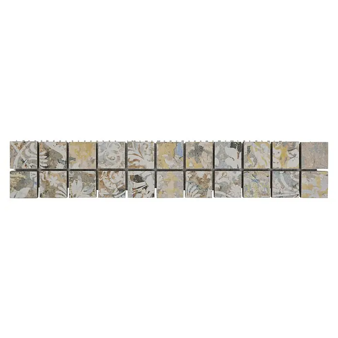 Fliesenbordüre YBO CS25MLC - 29,5 x 5,2 cm, Bunt, Matt - Das Bild zeigt eine Nahaufnahme von dekorativen Keramikmosaikfliesen mit einem filigranen Muster, ideal für stilvolle Wandgestaltungen im Innenbereich.