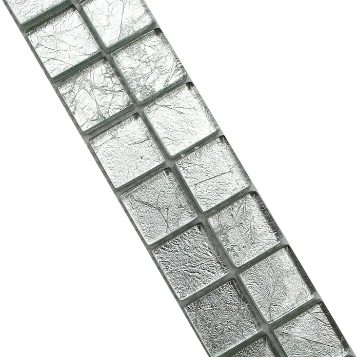 Fliesenbordüre Struktur YBO 8SB16 - 30 x 4,8 cm, Silber, Glänzend - Nahaufnahme eines silberfarbenen Mosaikfliesenblatts mit quadratischen, strukturierten Fliesen. Die Oberfläche reflektiert das Licht und verleiht den Fliesen ein einzigartiges Aussehen.