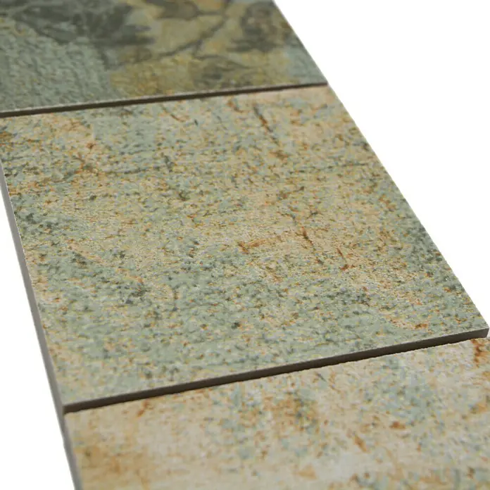 Fliesenbordüre YBO CB95BBG - 29 x 9,5 cm, Mix Beige/Braun/Grün, Matt - Nahaufnahme von mehrfarbigen Fliesen, die eine rustikale und natürliche Textur zeigen, ideal für Wand- und Bodenbeläge im Innenbereich.