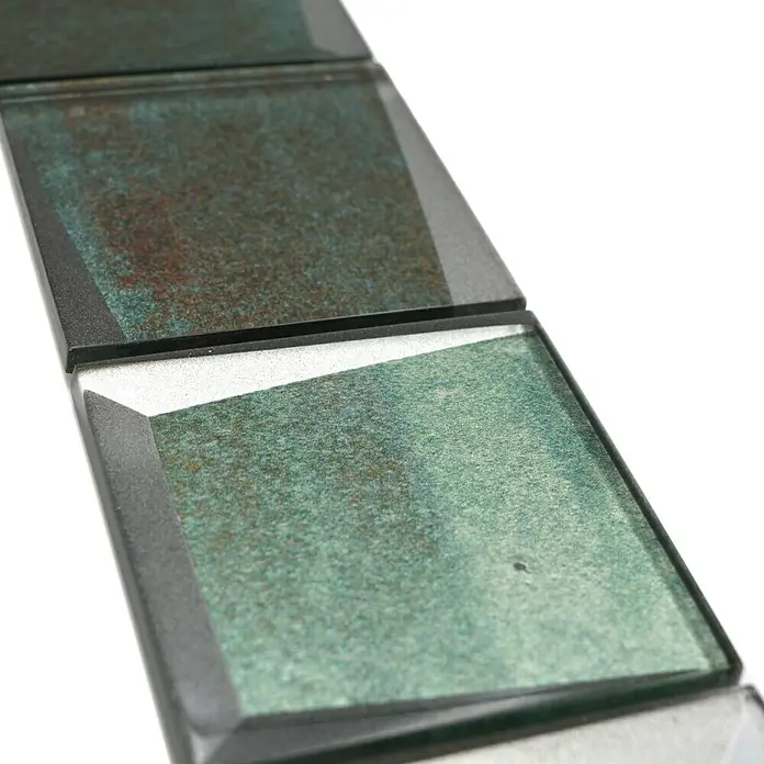 Fliesenbordüre YBO G20 - 30 x 7,3 cm, Grün, Glänzend - Detailaufnahme von dekorativen Glasmosaikfliesen in Grün- und Kupfertönen, ideal für stilvolle Wandgestaltungen.
