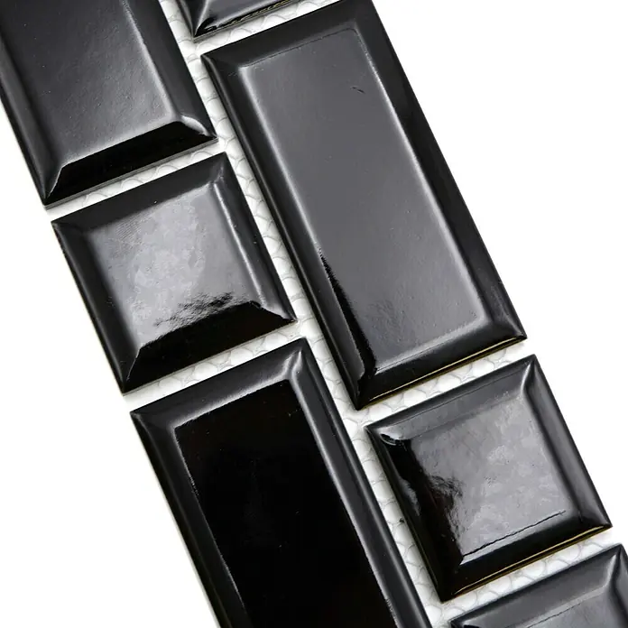 Fliesenbordüre Uni YBO M02BM - 4,5 x 29,4 cm, Schwarz, Glänzend - Schwarze, glänzende Fliesen in verschiedenen Formen, arrangiert auf einem weißen Untergrund. Moderne und stilvolle Wandgestaltung.