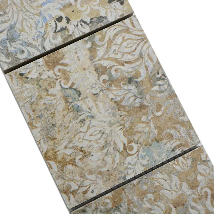 Fliesenbordüre YBO CS95MLC - 29 x 9,5 cm, Bunt, Matt - Nahaufnahme von dekorativen Bodenfliesen mit einem beigen und weißen floralen Muster für ein stilvolles Innendesign.
