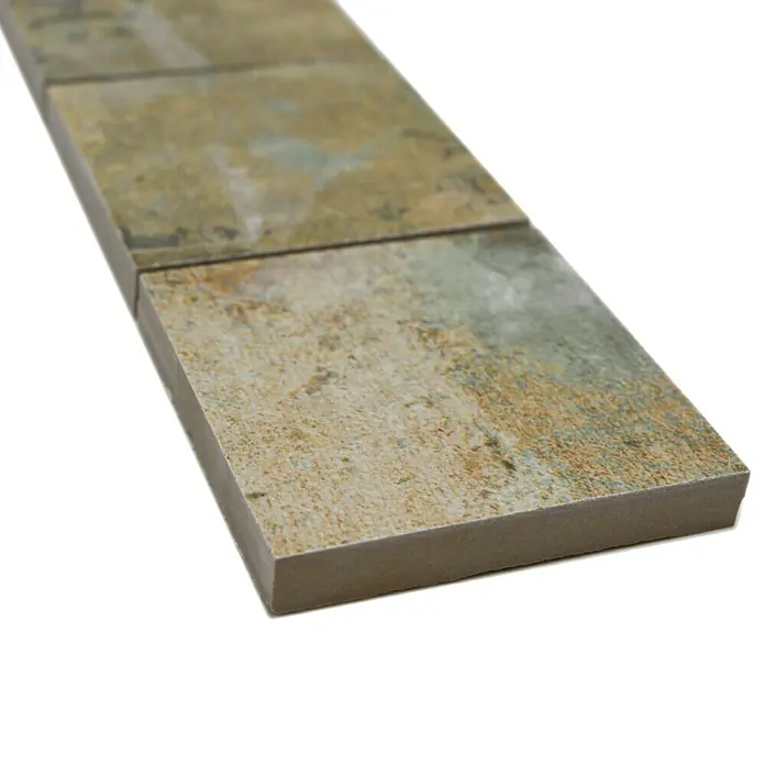 Fliesenbordüre YBO CB71BBG29 x 7,1 cm, Mix Beige/Braun/Grün, Matt - Nahaufnahme eines Musters aus rechteckigen Steinfliesen mit einer Textur aus verschiedenen Beige- und Brauntönen.