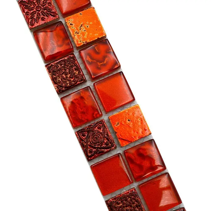 Fliesenbordüre YBO CB30 - 30 x 4,8 cm, Mix Rot, Glänzend - Nahaufnahme von roten und orangefarbenen Mosaikfliesen mit gemusterten und einfarbigen Designs, ideal für Wand- und Bodenprojekte.