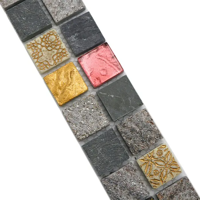 Fliesenbordüre YBO CR47 - 30 x 4,8 cm, Mix Grau/Schwarz/Gold, Glänzend - Nahaufnahme einer Mosaikfliese mit verschiedenen Materialien, darunter Stein, Glas und Metall. Die Fliesen sind quadratisch und in einer Reihe angeordnet.