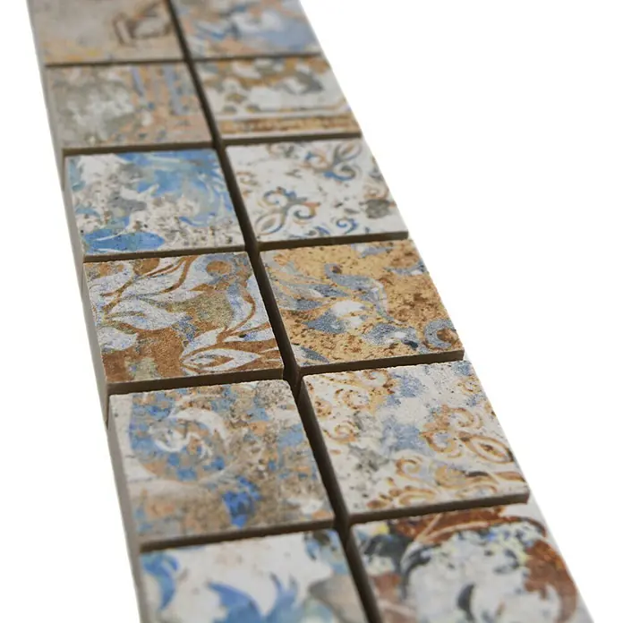 Fliesenbordüre Vestige YBO CV25MSC - 29,5 x 5,2 cm, Bunt, Matt - Ein Detailblick auf eine Reihe von dekorativen Fliesen mit einem Vintage-inspirierten Muster, ideal für Akzentwände oder Mosaike.