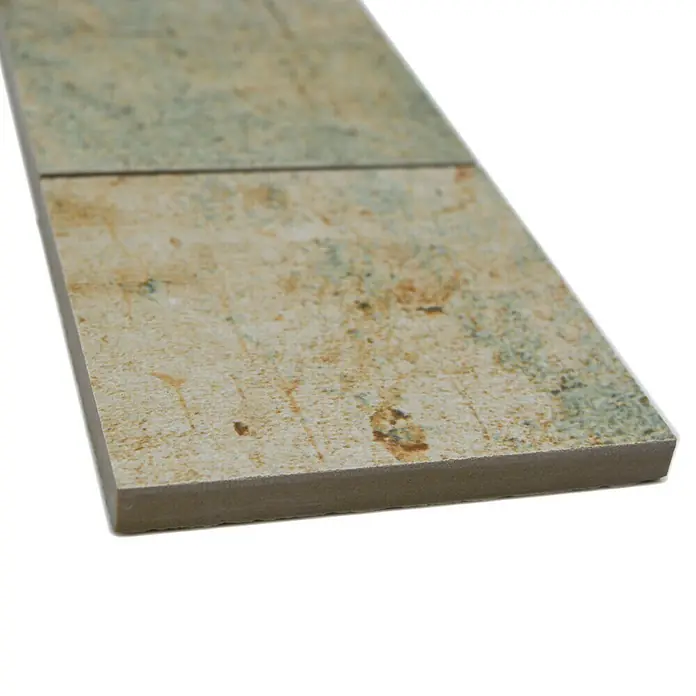 Fliesenbordüre YBO CB95BBG - 29 x 9,5 cm, Mix Beige/Braun/Grün, Matt - Nahaufnahme einer hellbraunen, rechteckigen Keramikfliese mit leicht verwaschenem Muster.