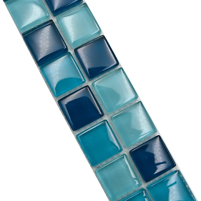 Fliesenbordüre YBO 8SE95 - 4,8 x 30 cm, Mix Blau/Petrol, Glänzend - Nahaufnahme von glänzenden, quadratischen Glasmosaikfliesen in verschiedenen Blautönen, ideal für Badezimmer oder Küchen.