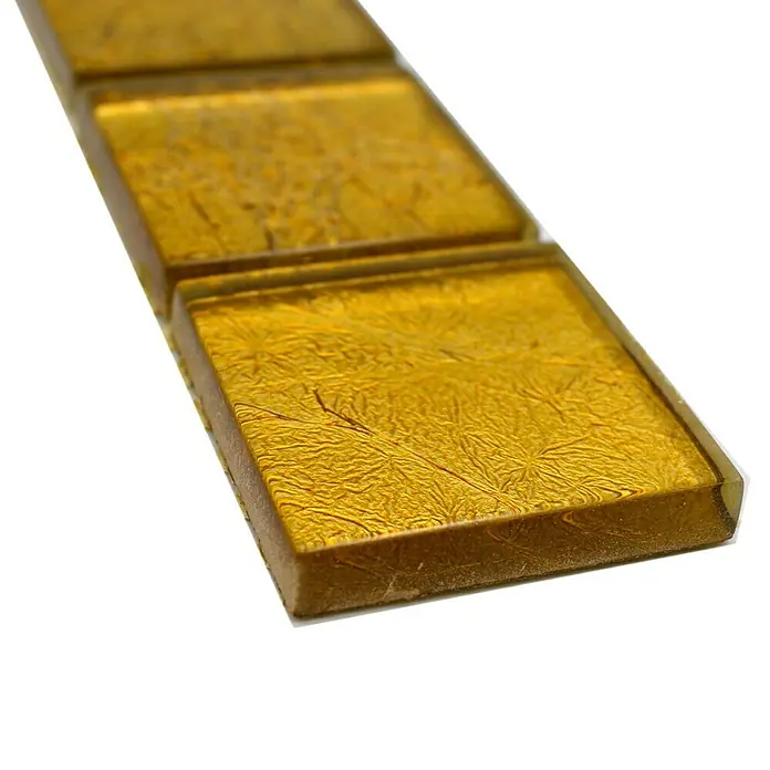 Fliesenbordüre Struktur YBO 8GO2530 x 4,8 cm, Gold, Glänzend - Nahaufnahme eines goldenen Mosaikfliesenstreifens, ideal für luxuriöse Wandverkleidungen und auffällige Akzente im Innenbereich.