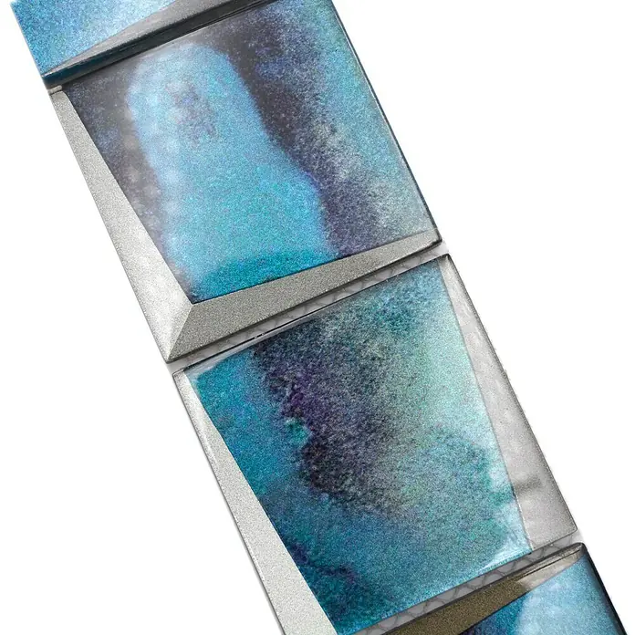Fliesenbordüre YBO B10 - 30 x 7,3 cm, Blau, Glänzend - Nahaufnahme von schimmernden blauen Mosaikfliesen mit silbernen Akzenten, die ein luxuriöses und modernes Designelement zeigen.
