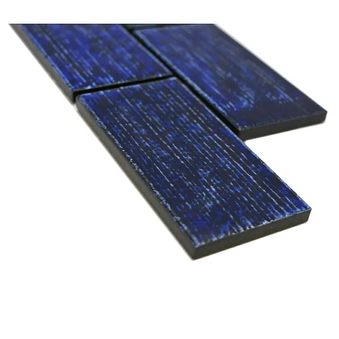 Fliesenbordüre YBO KAS6 - 4,7 x 29,7 cm, Blau, Glänzend - Nahaufnahme von blauen Mosaikfliesen mit Holzmaserung.