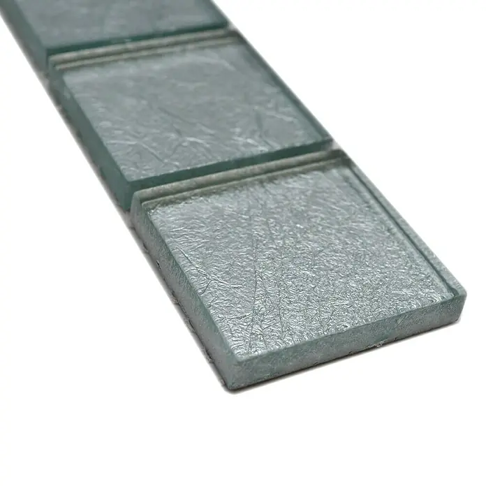 Fliesenbordüre Struktur YBO 8SB2630 x 4,8 cm, Silber, Glänzend - Nahaufnahme einer Reihe von grauen Mosaikfliesen mit einer einzigartigen Textur, ideal für moderne Badezimmer- oder Küchenakzente.
