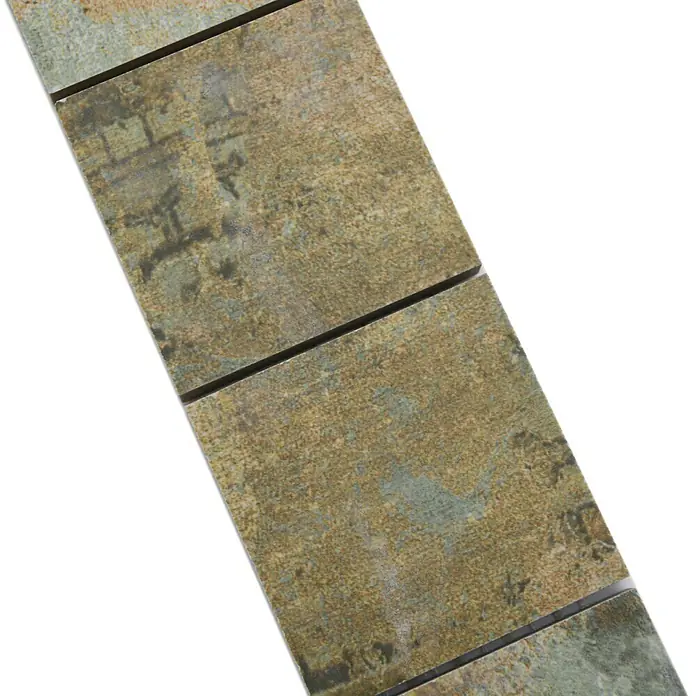 Fliesenbordüre YBO CB71BBG29 x 7,1 cm, Mix Beige/Braun/Grün, Matt - Nahaufnahme von einer Reihe rechteckiger, metallisch schimmernder Fliesen mit dunklen Fugen, die ein modernes Design zeigen.