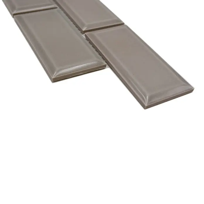 Fliesenbordüre YBO M03C - 4,5 x 29,5 cm, Grau, Glänzend - Nahaufnahme von rechteckigen, glänzenden, grauen Metrofliesen auf einem weißen Hintergrund. Ideal für moderne Wandgestaltungen.
