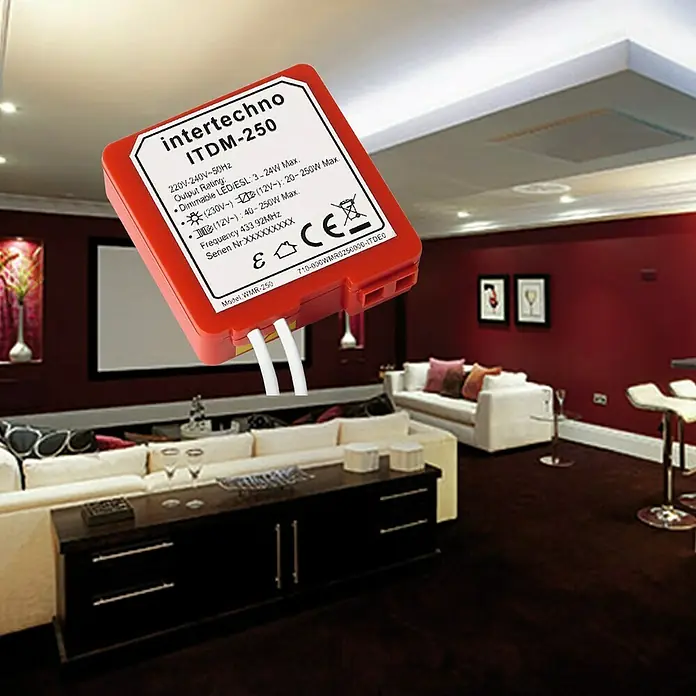 Intertechno Funk-Dimmer ITDM-250 - Glüh-/Halogenlampen 20-250W, LED/ESL 3-24W - Das Bild zeigt einen roten Intertechno ITDM-250 Dimmaktor, ein Gerät zur Steuerung der Beleuchtung im Haus.