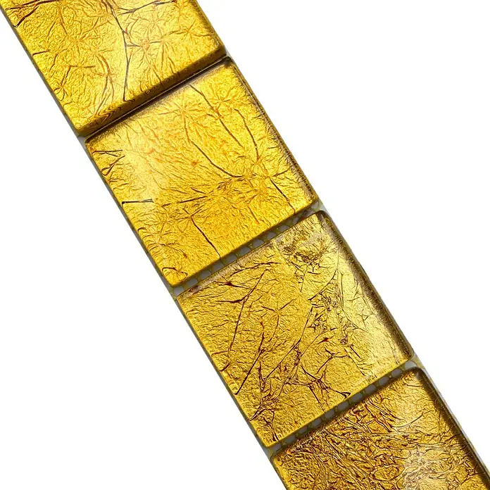 Fliesenbordüre Struktur YBO 8GO25 - 30 x 4,8 cm, Gold, Glänzend - Nahaufnahme einer Reihe von goldenen Mosaikfliesen mit einer einzigartigen Textur, ideal für luxuriöse Wand- oder Bodenbeläge.