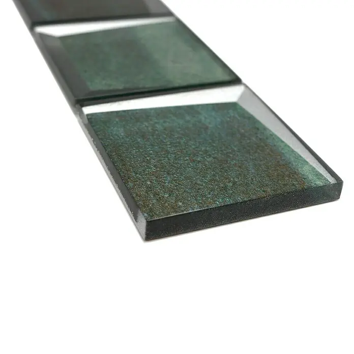 Fliesenbordüre YBO G20 - 30 x 7,3 cm, Grün, Glänzend - Nahaufnahme von grünen Glasmosaikfliesen mit schimmernder Oberfläche, ideal für stilvolle Wandgestaltung im Innenbereich.