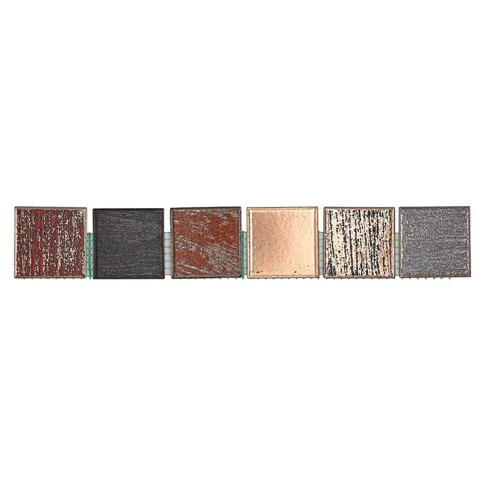 Fliesenbordüre Orient Color YBO CDAUBIS - 5 x 31,6 cm, Mix Braun/Grau, Matt - Eine Nahaufnahme von sechs rechteckigen Bodenfliesen mit verschiedenen Texturen und Farben, die nebeneinander liegen.
