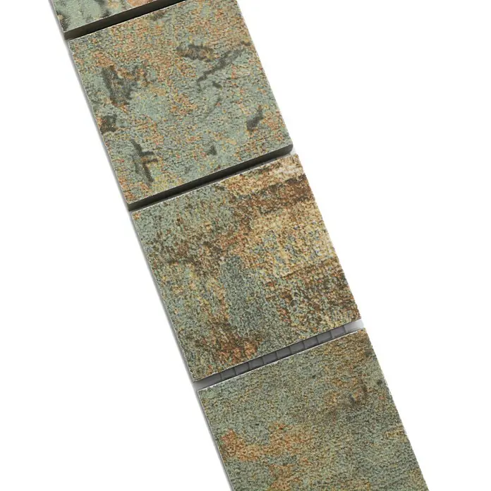 Fliesenbordüre YBO CB47BBG - 29,5 x 4,7 cm, Mix Beige/Braun/Grün, Matt - Nahaufnahme von rustikalen, grünen und braunen Mosaikfliesen, die ein einzigartiges und strukturiertes Design für Innenräume bieten.