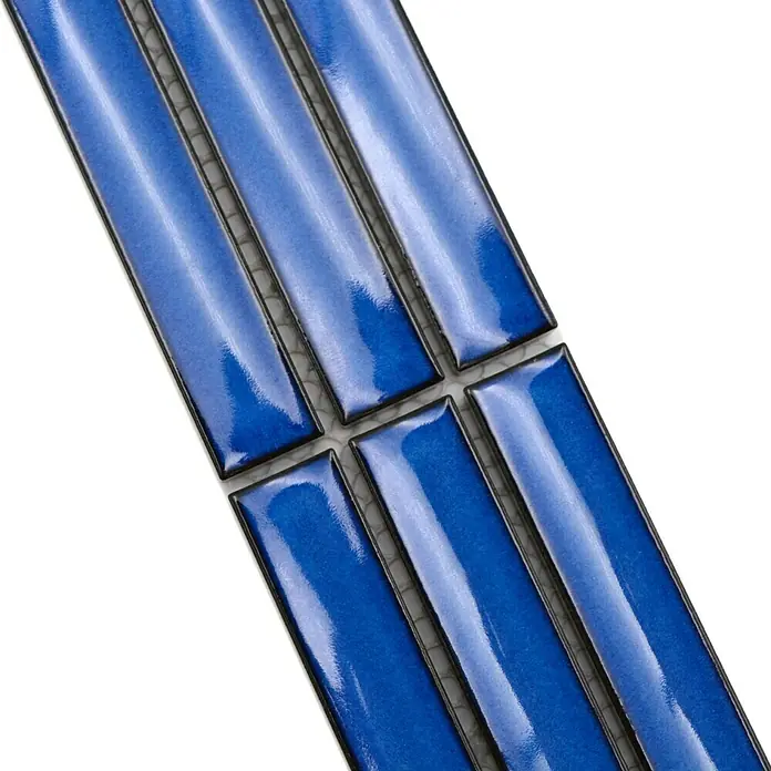 Fliesenbordüre YBO CS46 - 6,9 x 29,6 cm, Blau, Glänzend - Nahaufnahme von blauen glänzenden Keramik-Stäbchenfliesen auf einem Netz, ideal für moderne Wandgestaltung in Küche oder Bad.