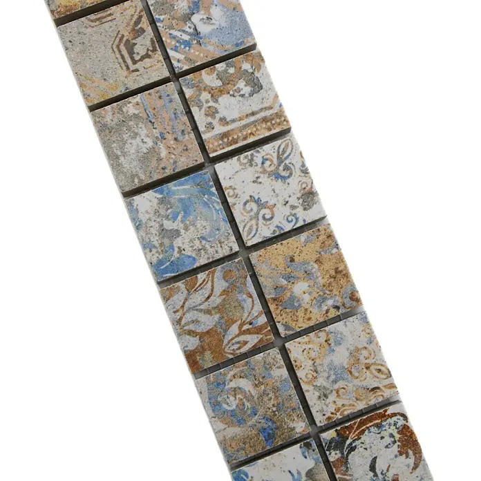 Fliesenbordüre Vestige YBO CV25MSC - 29,5 x 5,2 cm, Bunt, Matt - Nahaufnahme einer Reihe von dekorativen Mosaikfliesen mit verschiedenen Mustern und Farben.