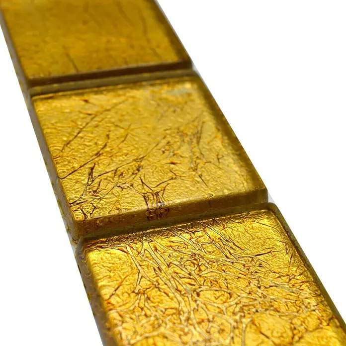 Fliesenbordüre Struktur YBO 8GO25 - 30 x 4,8 cm, Gold, Glänzend - Nahaufnahme von quadratischen Goldmosaikfliesen, die ein luxuriöses und schimmerndes Erscheinungsbild für Innenräume bieten.