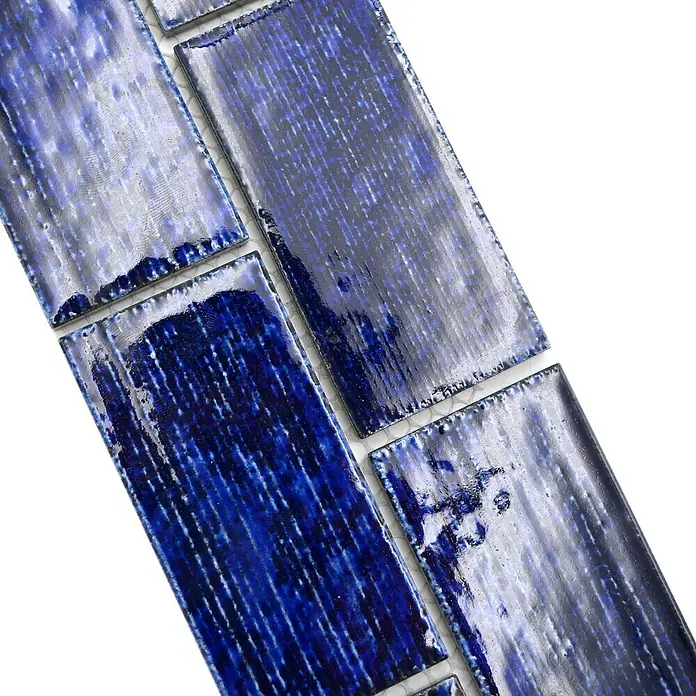 Fliesenbordüre YBO KAS6 - 4,7 x 29,7 cm, Blau, Glänzend - Nahaufnahme von glasierten, rechteckigen, marineblauen Keramikfliesen, die ein einzigartiges, strukturiertes Muster aufweisen.