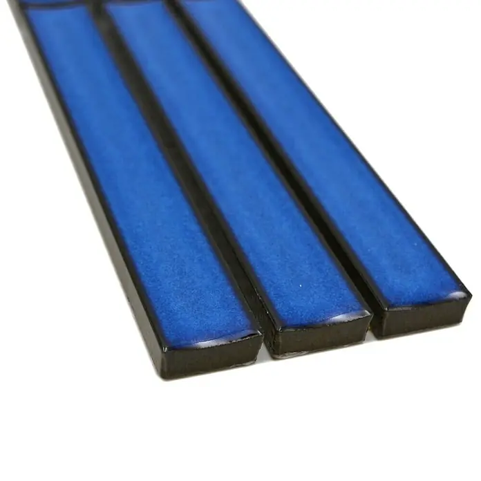 Fliesenbordüre YBO CS46 - 6,9 x 29,6 cm, Blau, Glänzend - Drei blaue lineare Mosaikfliesen mit glänzender, strukturierter Oberfläche und dunklen Kanten.