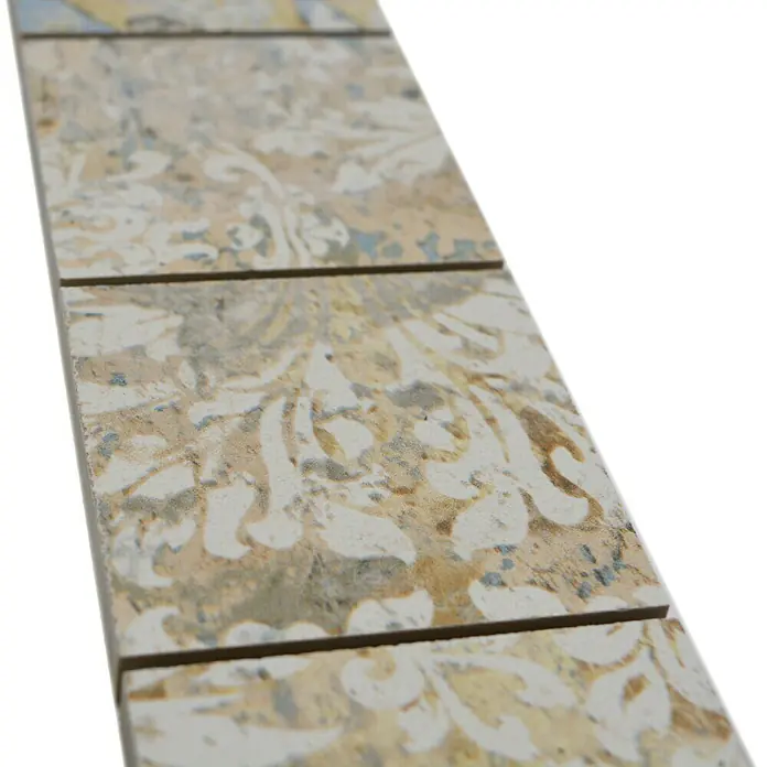 Fliesenbordüre YBO CS71MLC - 29 x 7,1 cm, Bunt, Matt - Nahaufnahme von dekorativen Wandfliesen mit einem eleganten, floralen Design in Beige- und Cremetönen.