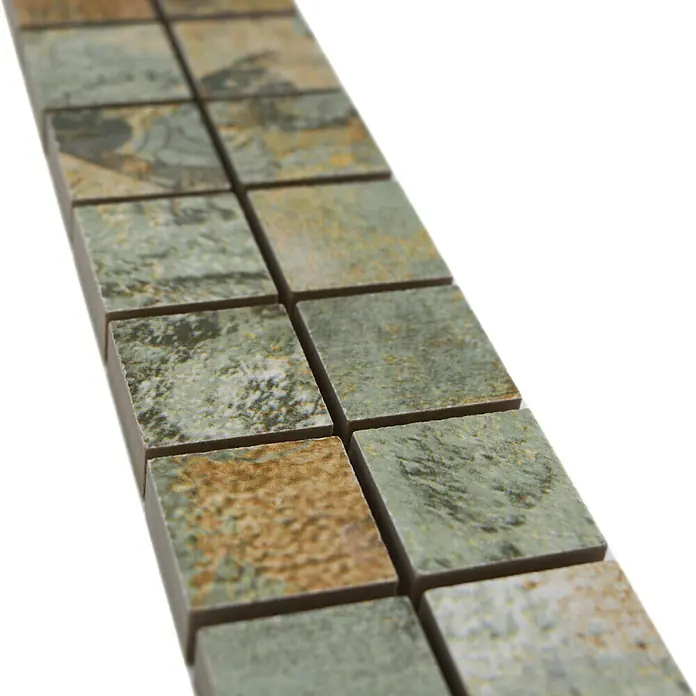 Fliesenbordüre YBO CB25BBG - 29,5 x 5,2 cm, Mix Beige/Braun/Grün, Matt - Nahaufnahme eines Musters aus quadratischen Natursteinmosaikfliesen in verschiedenen Erd- und Grüntönen auf einem hellen Untergrund.