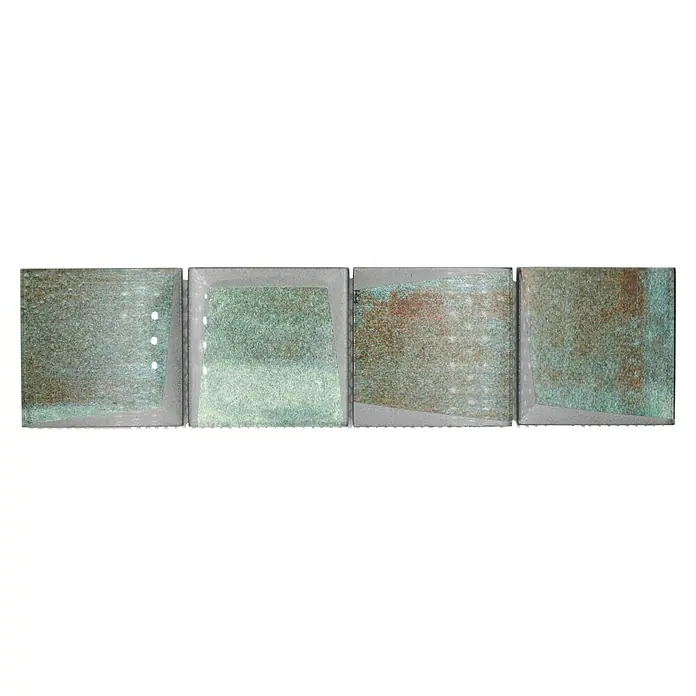 Fliesenbordüre YBO G20 - 30 x 7,3 cm, Grün, Glänzend - Nahaufnahme von vier mit Patina überzogenen Bronzeplatten, die eine rustikale und künstlerische Textur für Designprojekte bieten.
