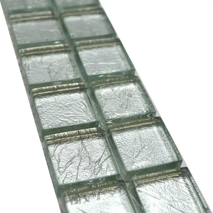 Fliesenbordüre Struktur YBO 8SB16 - 30 x 4,8 cm, Silber, Glänzend - Nahaufnahme von quadratischen Glasmosaikfliesen mit reflektierender Textur, ideal für stilvolle Innenraumgestaltung.