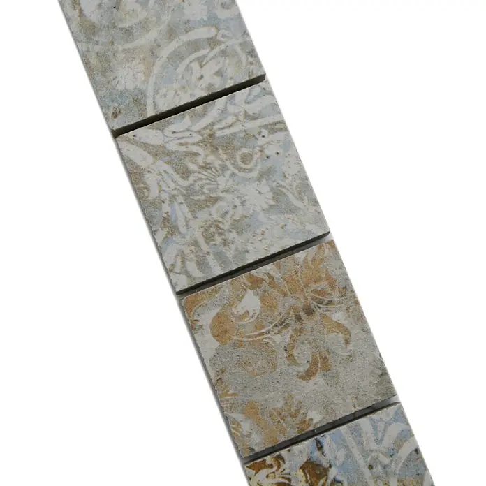 Fliesenbordüre YBO CS47MLC - 29,5 x 4,7 cm, Bunt, Matt - Nahaufnahme von dekorativen Mosaikfliesen, die ein elegantes Muster in Grau- und Goldtönen aufweisen. Ideal für stilvolle Wand- und Bodengestaltungen.