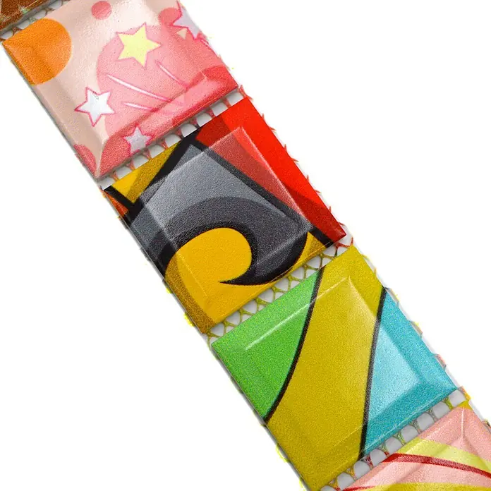 Fliesenbordüre YBO ART - 4,5 x 28,8 cm, Bunt, Glänzend - Nahaufnahme eines bunten, quadratischen Mosaikbandes mit verschiedenen Mustern.