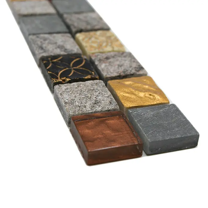 Fliesenbordüre YBO CR47 - 30 x 4,8 cm, Mix Grau/Schwarz/Gold, Glänzend - Nahaufnahme einer Reihe verschiedener Mosaikfliesenmuster, die unterschiedliche Farben und Texturen der Fliesen zeigen.