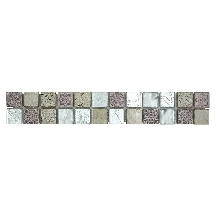 Fliesenbordüre YBO CB33 - 30 x 4,8 cm, Mix Silber, Glänzend - Nahaufnahme eines Mosaiks mit verschiedenen Mustern und Texturen, ideal für Wand- oder Bodendekor.
