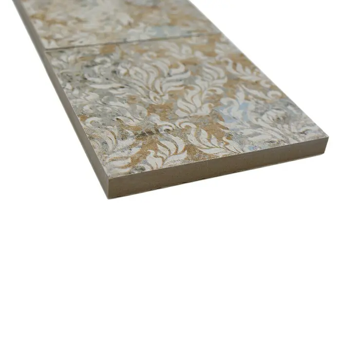 Fliesenbordüre YBO CS95MLC - 29 x 9,5 cm, Bunt, Matt - Nahaufnahme einer dekorativen Wandfliese mit einem floralen Muster in Beige- und Grautönen, ideal für stilvolle Innenräume.