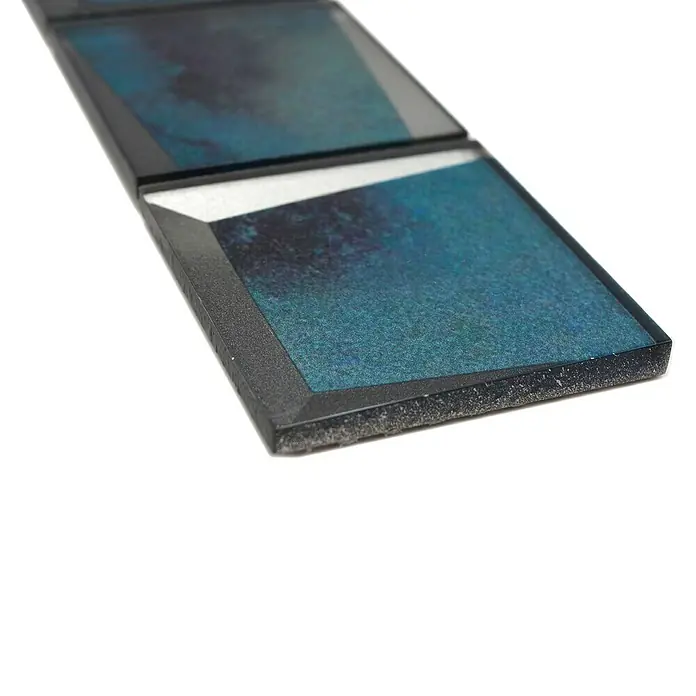 Fliesenbordüre YBO B10 - 30 x 7,3 cm, Blau, Glänzend - Nahaufnahme von dekorativen blauen und schwarzen Fliesen, ideal für moderne Innenräume und stilvolle Akzente.