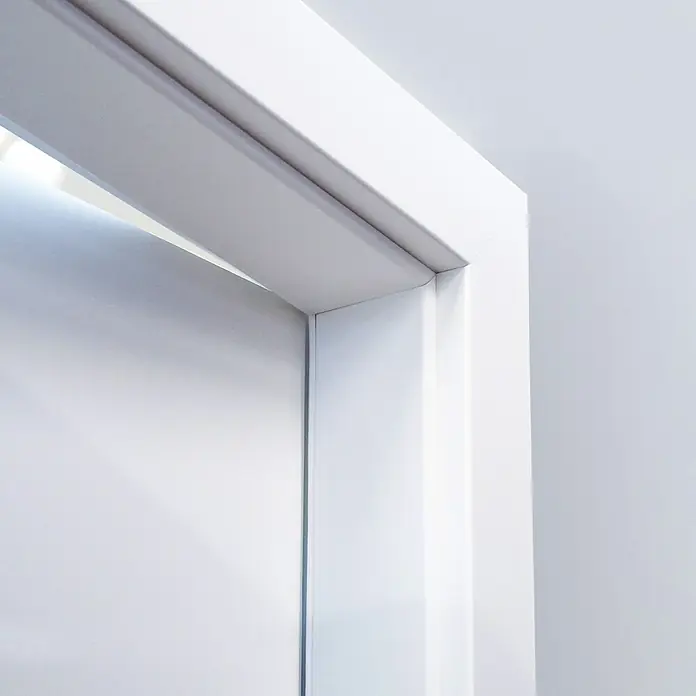 Invado Türzarge ORS1 - 860 x 1.985 mm, Wandstärke: 270 mm, DIN Anschlag: Links, Verkehrsweiß matt - Detailaufnahme eines modernen, weißen Türrahmens, der durch sein minimalistisches Design und klare Linien besticht.