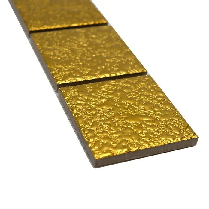 Fliesenbordüre Gehämmert YBO GO484 - 4,8 x 30,6 cm, Gold, Glänzend - Nahaufnahme eines goldenen Mosaikfliesenstreifens, ideal für stilvolle Wand- oder Bodengestaltung.