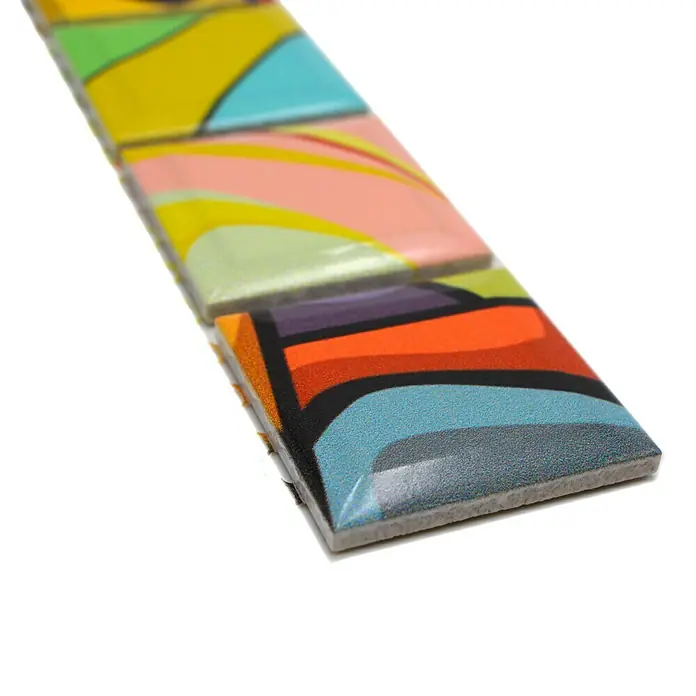 Fliesenbordüre YBO ART - 4,5 x 28,8 cm, Bunt, Glänzend - Nahaufnahme der mehrfarbigen Mosaikfliesen mit abstraktem Muster, ideal für Wand- und Bodengestaltung im Innenbereich.