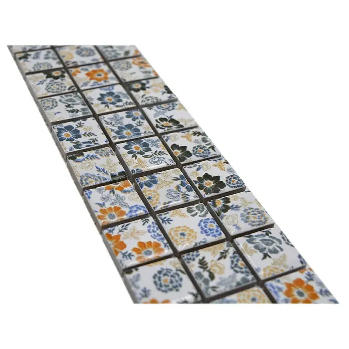 Fliesenbordüre Spring YBO FLOWER - 6,1 x 30,5 cm, Mix Weiß, Glänzend - Mosaikfliesen mit floralem Muster. Perfekt für Badezimmer und Küche. Die Fliesen haben ein einzigartiges und dekoratives Design, das jeden Raum aufwertet.