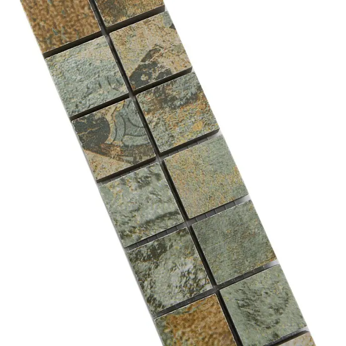 Fliesenbordüre YBO CB25BBG - 29,5 x 5,2 cm, Mix Beige/Braun/Grün, Matt - Nahaufnahme einer Reihe von quadratischen Mosaikfliesen in Erd- und Grüntönen, die eine Textur und ein Muster für Innenarchitektur präsentieren.