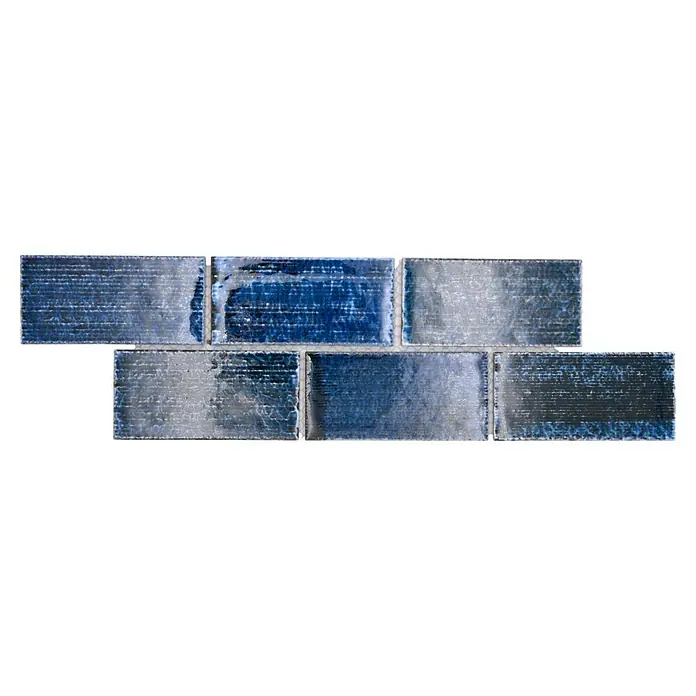 Fliesenbordüre YBO KAS8 - 4,7 x 29,7 cm, Grün/Blau, Glänzend - Nahaufnahme von blauen und silbernen glasierter Metrofliesen für Wand- und Bodengestaltung, die eine elegante und moderne Ästhetik bieten.