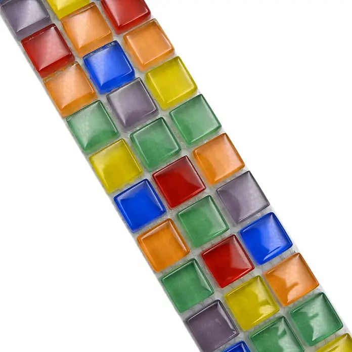 Fliesenbordüre Crystal YBO 8SE1501 - 4,8 x 30 cm, Bunt, Glänzend - Mosaikfliesen in verschiedenen Farben auf einer weißen Oberfläche, ideal für kreative DIY-Projekte und zur Dekoration von Oberflächen.