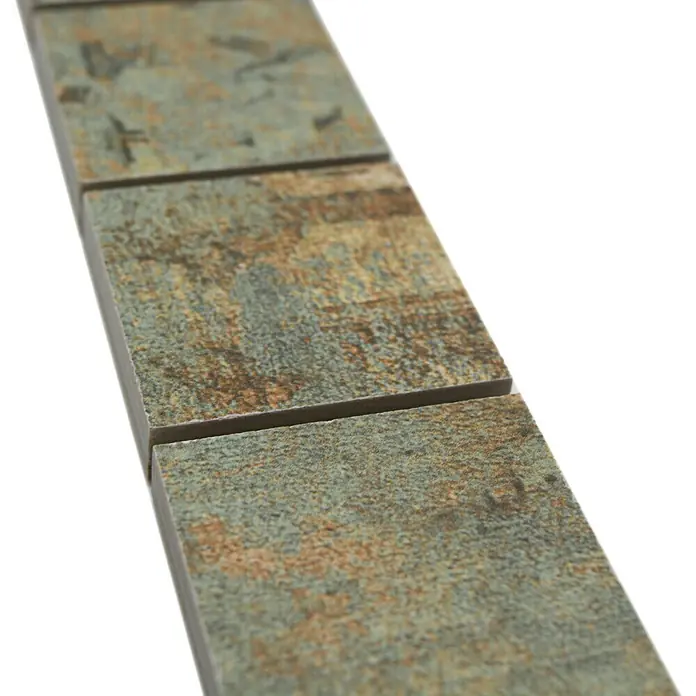 Fliesenbordüre YBO CB47BBG - 29,5 x 4,7 cm, Mix Beige/Braun/Grün, Matt - Nahaufnahme von einer Reihe von quadratischen Mosaikfliesen mit marmorierter Textur in Braun- und Grüntönen.